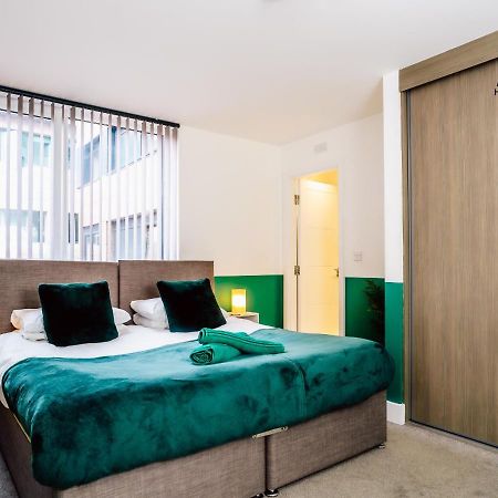 Modern Two-Bedroom Apartment - Central Location, Free Wi-Fi, Ideal For Long Stays By Av Hughes Properties มิลตันคีนส์ ภายนอก รูปภาพ