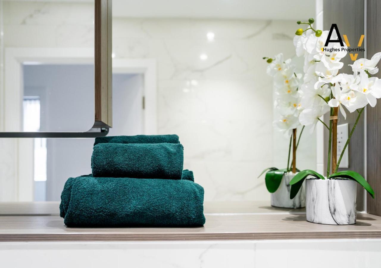 Modern Two-Bedroom Apartment - Central Location, Free Wi-Fi, Ideal For Long Stays By Av Hughes Properties มิลตันคีนส์ ภายนอก รูปภาพ