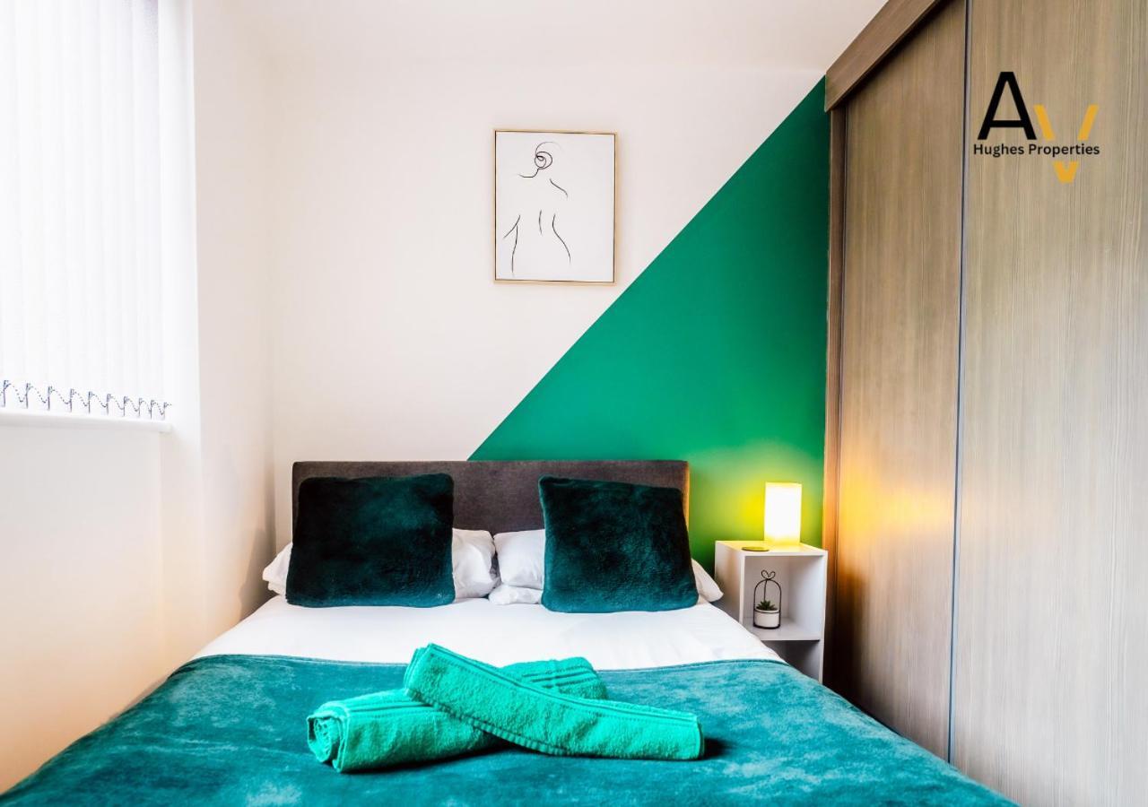 Modern Two-Bedroom Apartment - Central Location, Free Wi-Fi, Ideal For Long Stays By Av Hughes Properties มิลตันคีนส์ ภายนอก รูปภาพ