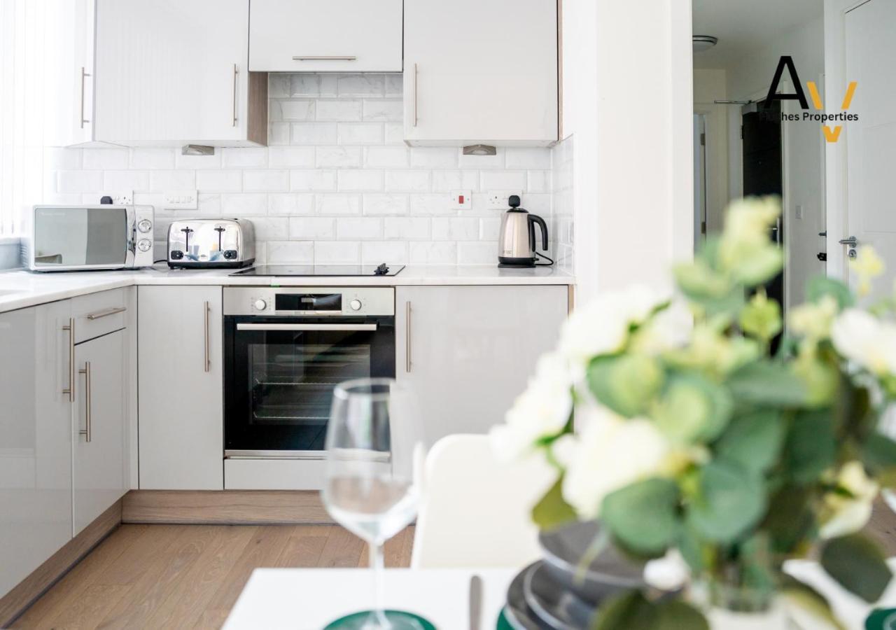 Modern Two-Bedroom Apartment - Central Location, Free Wi-Fi, Ideal For Long Stays By Av Hughes Properties มิลตันคีนส์ ภายนอก รูปภาพ