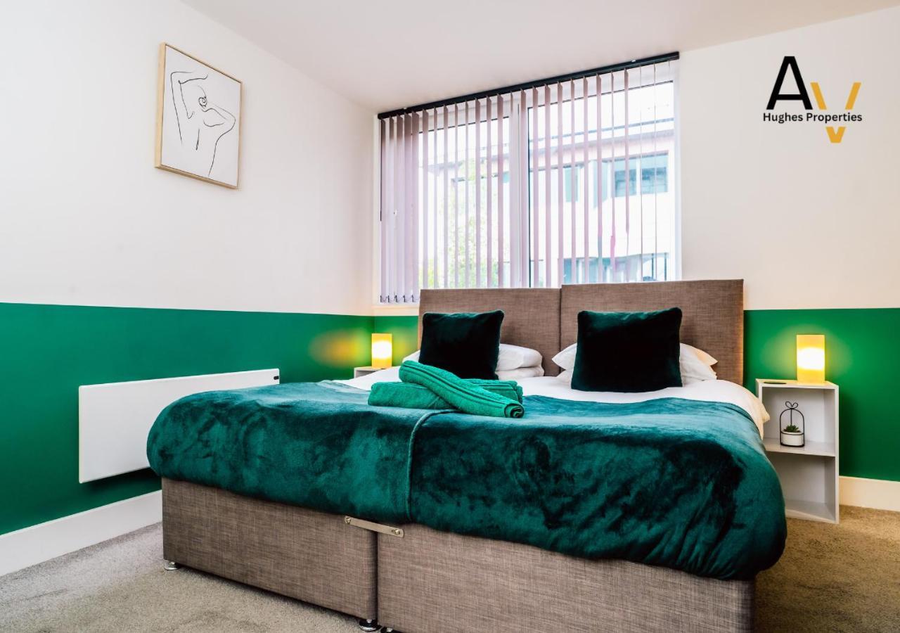 Modern Two-Bedroom Apartment - Central Location, Free Wi-Fi, Ideal For Long Stays By Av Hughes Properties มิลตันคีนส์ ภายนอก รูปภาพ