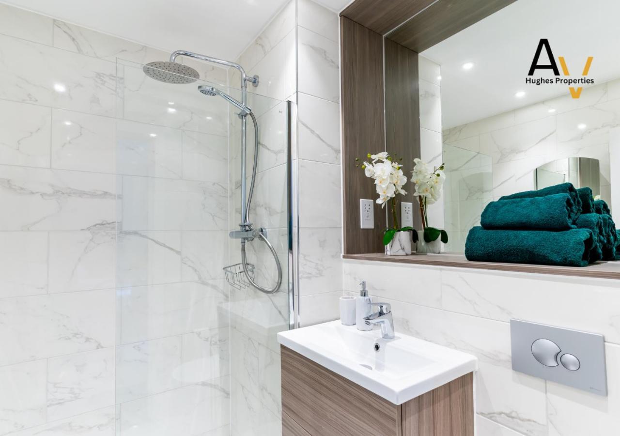 Modern Two-Bedroom Apartment - Central Location, Free Wi-Fi, Ideal For Long Stays By Av Hughes Properties มิลตันคีนส์ ภายนอก รูปภาพ