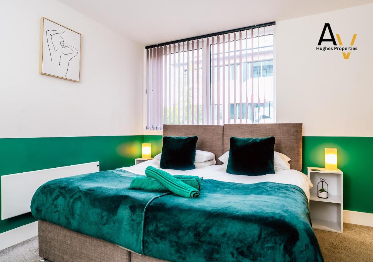 Modern Two-Bedroom Apartment - Central Location, Free Wi-Fi, Ideal For Long Stays By Av Hughes Properties มิลตันคีนส์ ภายนอก รูปภาพ