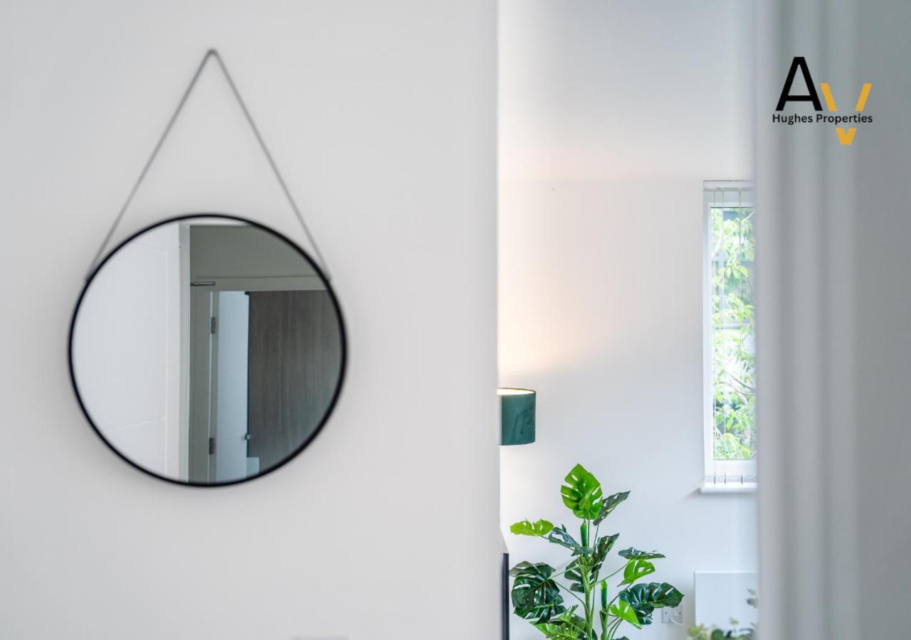 Modern Two-Bedroom Apartment - Central Location, Free Wi-Fi, Ideal For Long Stays By Av Hughes Properties มิลตันคีนส์ ภายนอก รูปภาพ