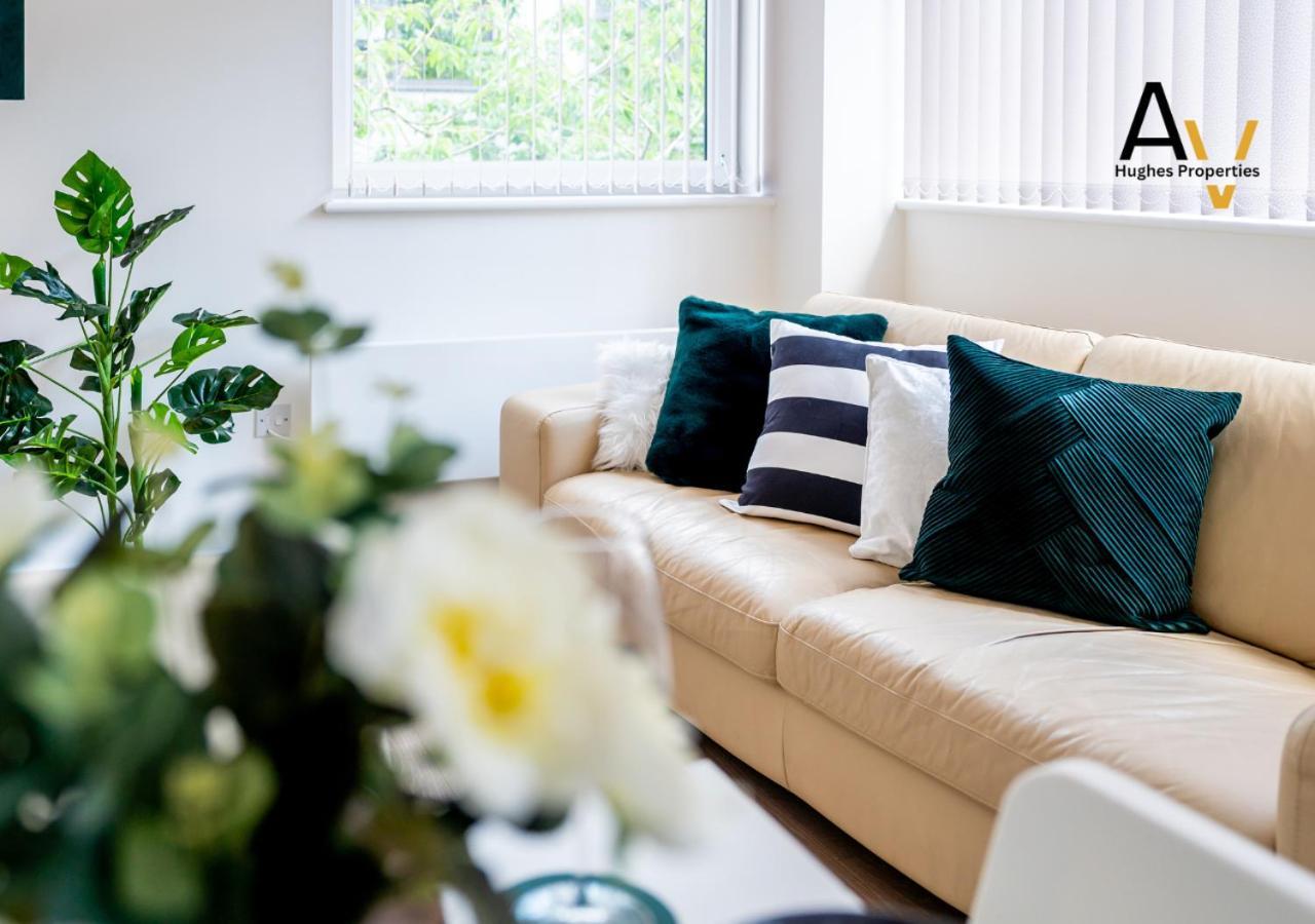 Modern Two-Bedroom Apartment - Central Location, Free Wi-Fi, Ideal For Long Stays By Av Hughes Properties มิลตันคีนส์ ภายนอก รูปภาพ