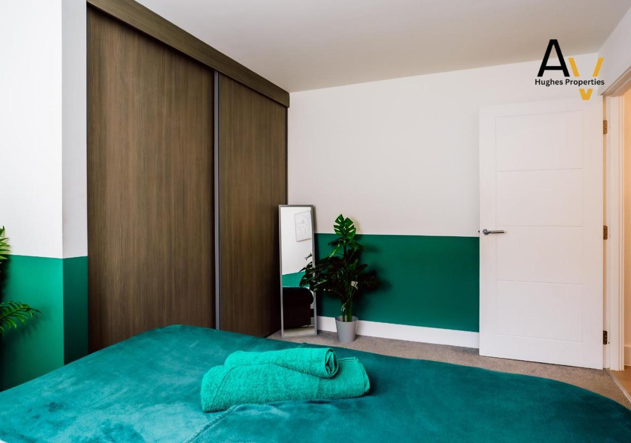 Modern Two-Bedroom Apartment - Central Location, Free Wi-Fi, Ideal For Long Stays By Av Hughes Properties มิลตันคีนส์ ภายนอก รูปภาพ