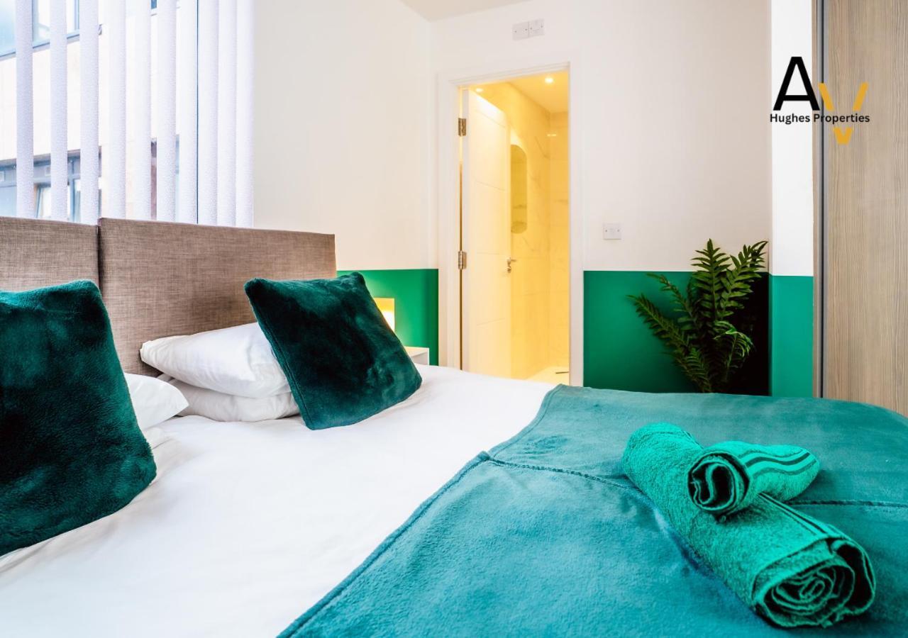 Modern Two-Bedroom Apartment - Central Location, Free Wi-Fi, Ideal For Long Stays By Av Hughes Properties มิลตันคีนส์ ภายนอก รูปภาพ