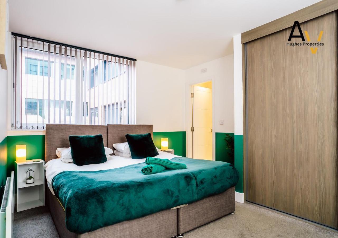 Modern Two-Bedroom Apartment - Central Location, Free Wi-Fi, Ideal For Long Stays By Av Hughes Properties มิลตันคีนส์ ภายนอก รูปภาพ