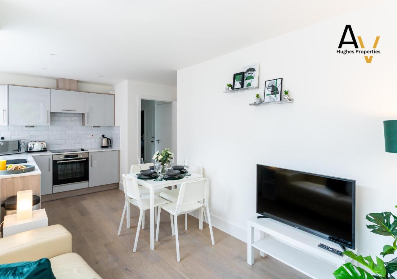 Modern Two-Bedroom Apartment - Central Location, Free Wi-Fi, Ideal For Long Stays By Av Hughes Properties มิลตันคีนส์ ภายนอก รูปภาพ