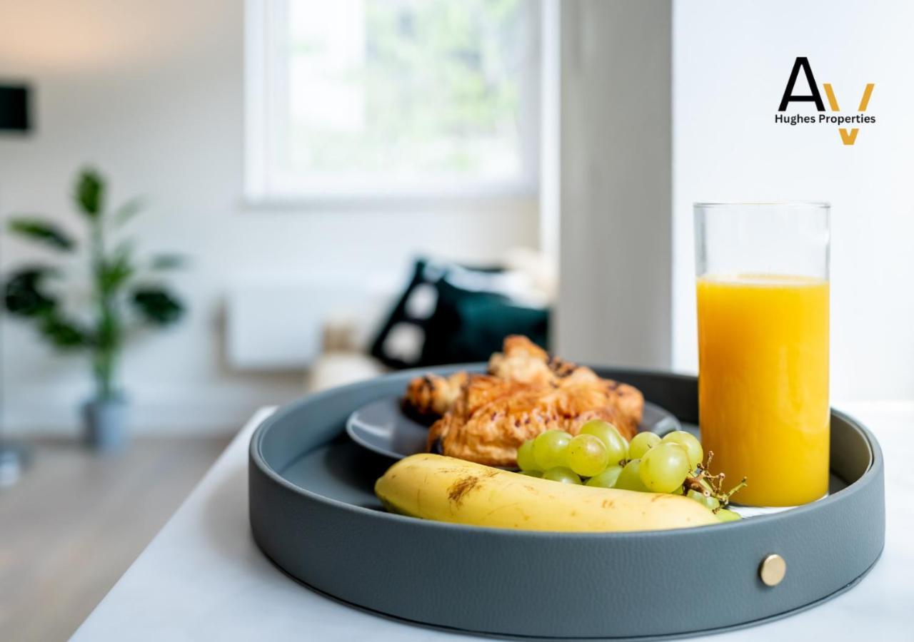 Modern Two-Bedroom Apartment - Central Location, Free Wi-Fi, Ideal For Long Stays By Av Hughes Properties มิลตันคีนส์ ภายนอก รูปภาพ