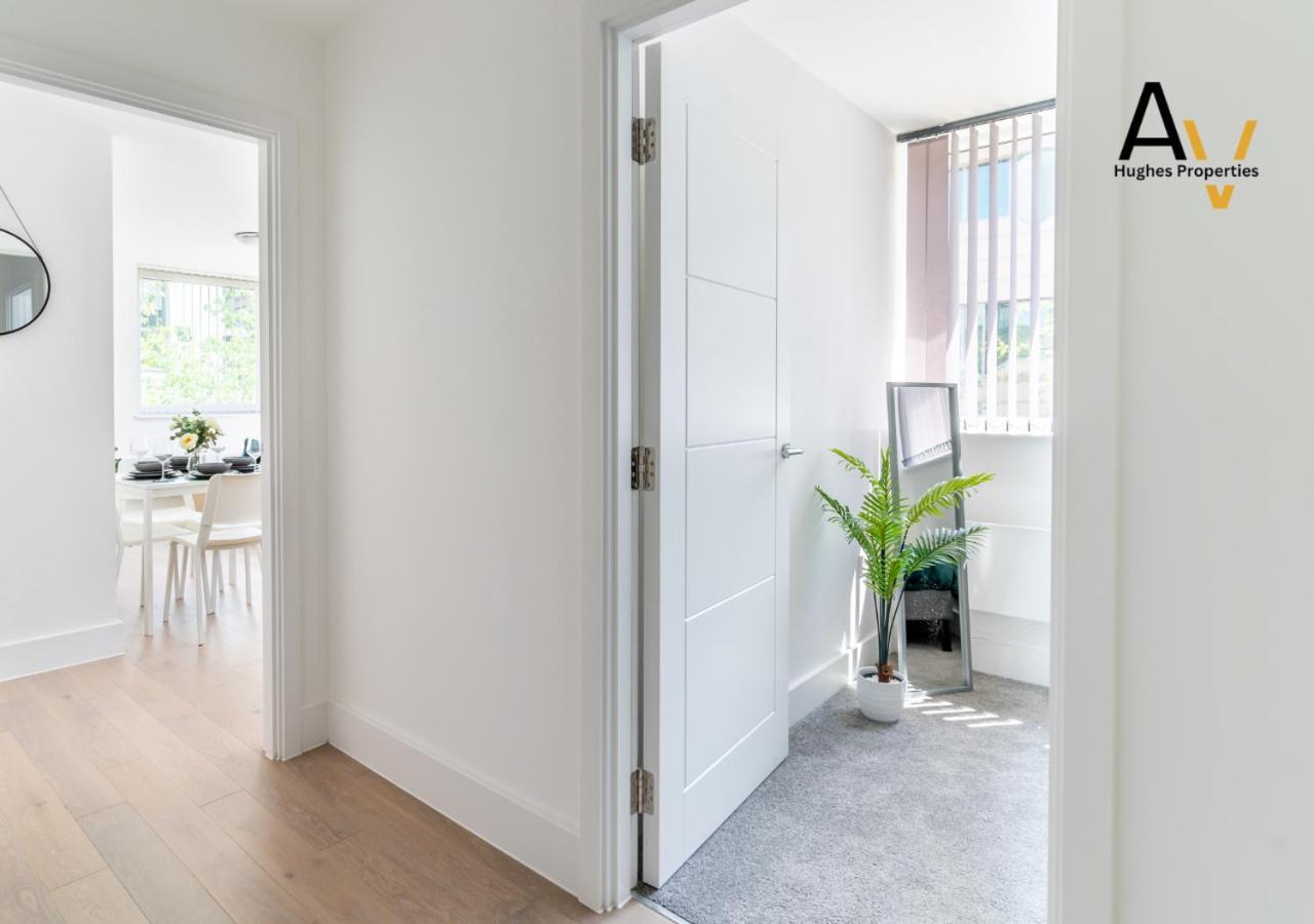 Modern Two-Bedroom Apartment - Central Location, Free Wi-Fi, Ideal For Long Stays By Av Hughes Properties มิลตันคีนส์ ภายนอก รูปภาพ