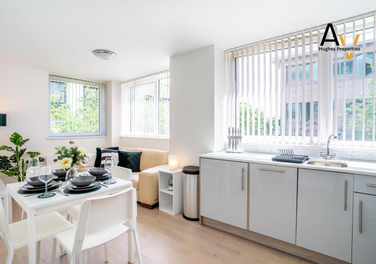 Modern Two-Bedroom Apartment - Central Location, Free Wi-Fi, Ideal For Long Stays By Av Hughes Properties มิลตันคีนส์ ภายนอก รูปภาพ